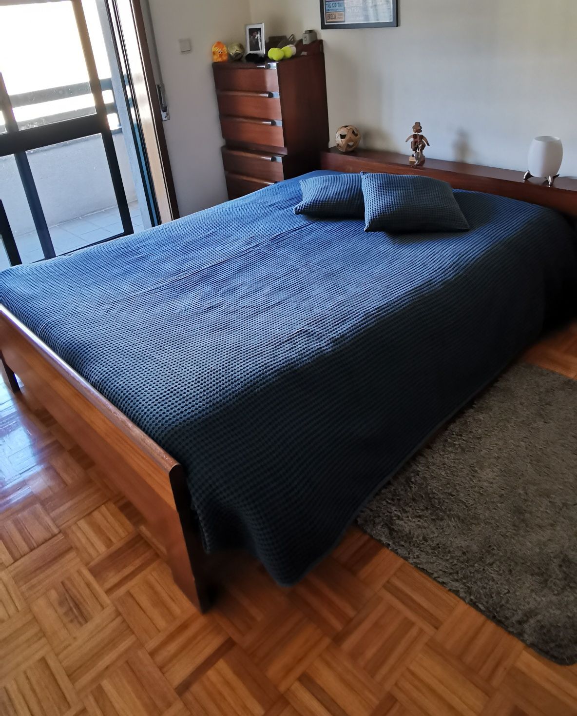 Cama de casal em madeira maciça mogno