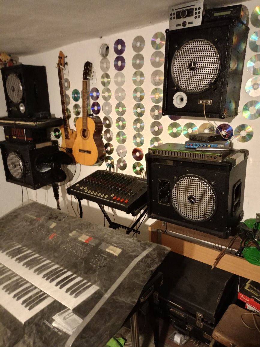 Wzmaczniacz 2 x300 w koncowka  mocy   4 kolumny glosnikowe