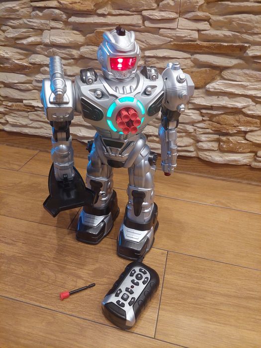 Robot na pilota. Strzela, tańczy, jeździ.