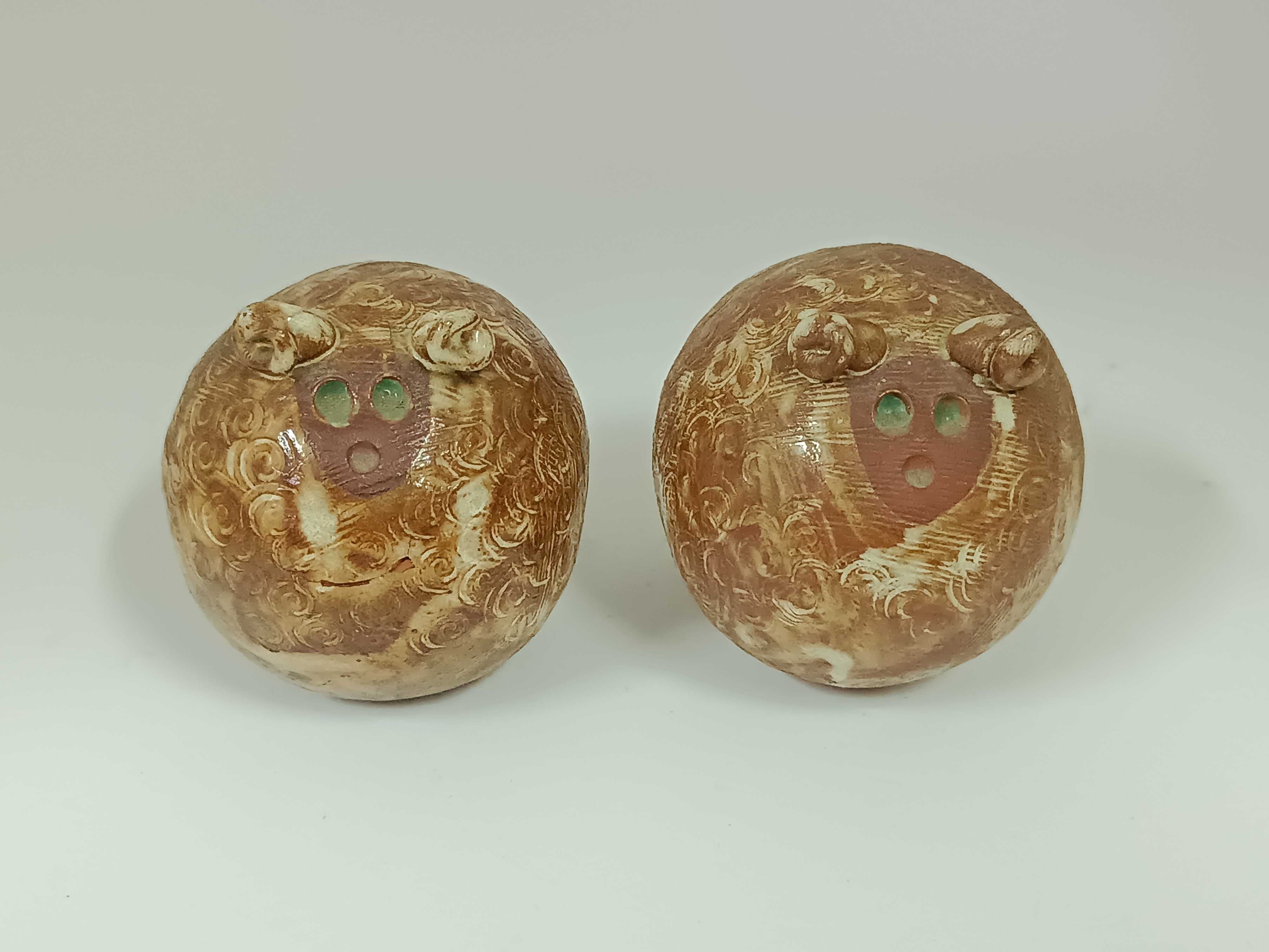 Curioso par de duas figuras em barro vidrado modernistas