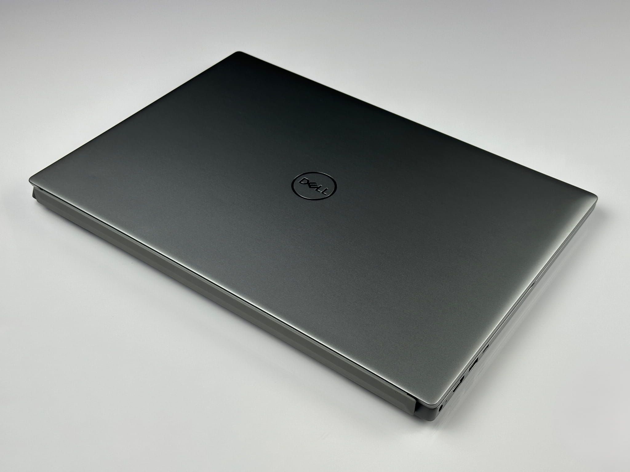 Laptop DELL Vostro 5620 | i7-1260P / FHD+ / 32GB RAM / 512GB SSD