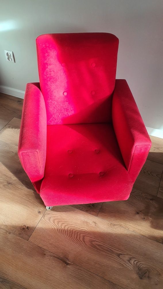 Czerwony fotel mały uszak na kółkach
