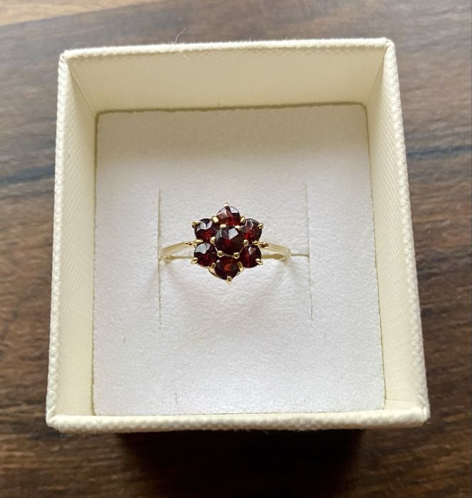 Złoty pierścionek z granatami