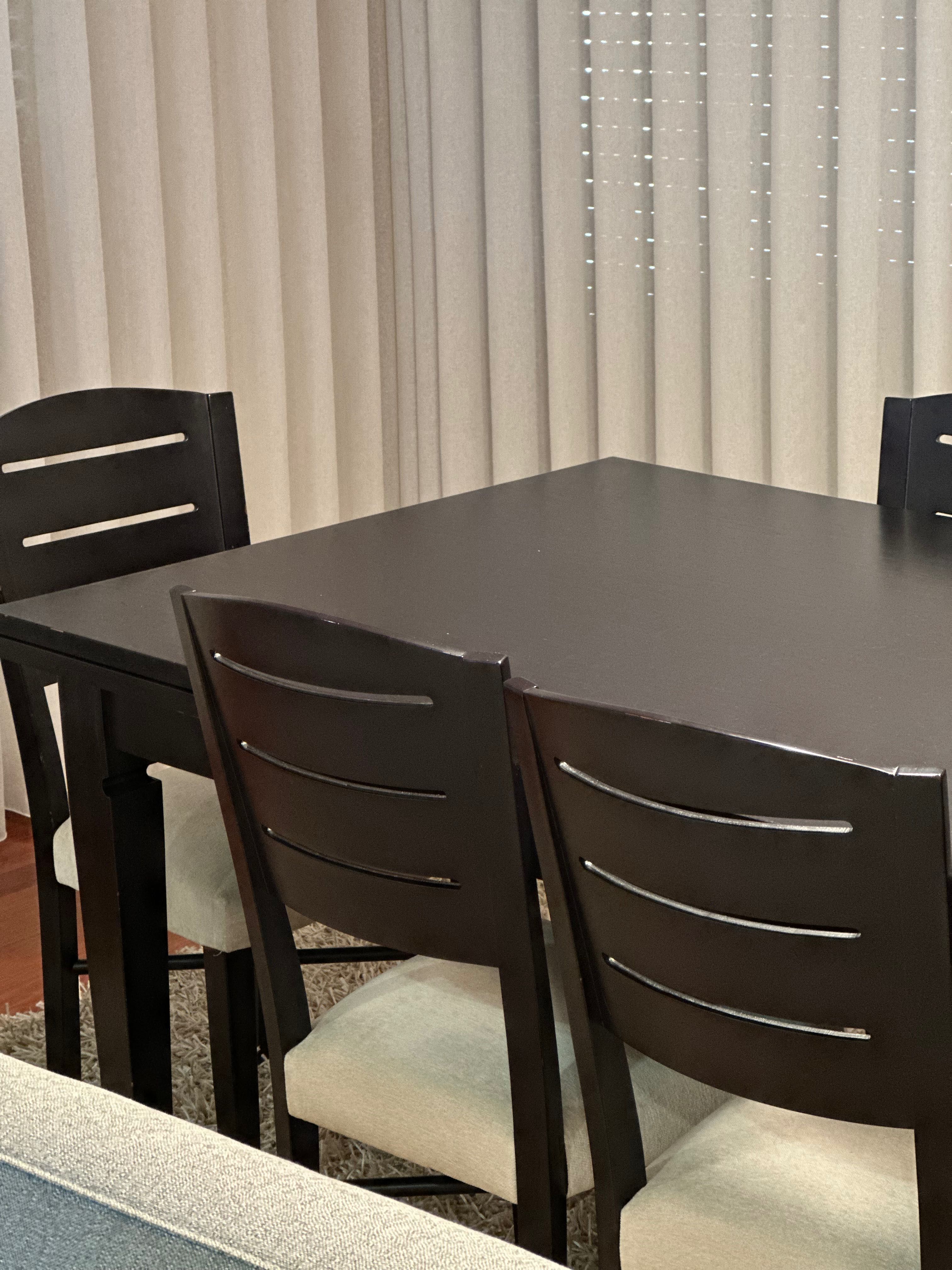 Mesa de jantar extensível em madeira e cadeiras