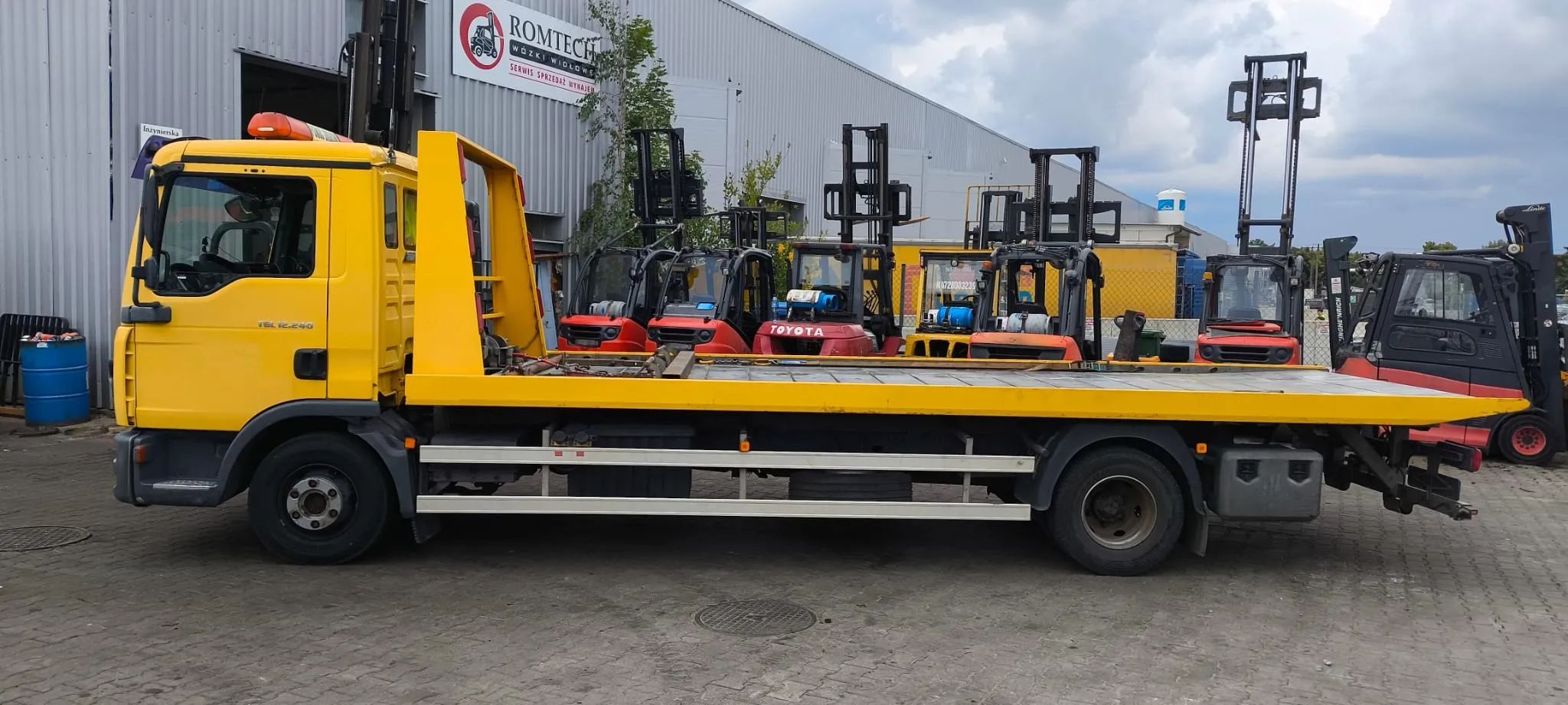 MAN TGL 12.240  MAN TGL 12.240 Pomoc drogowa - platforma hydrauliczna