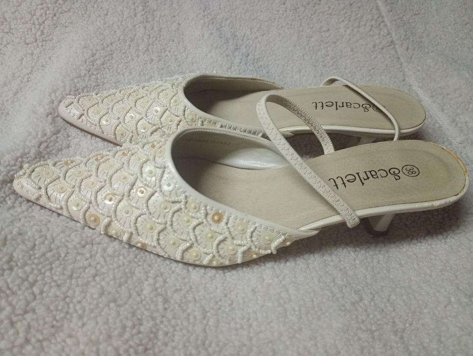 Eleganckie z cekinami mogą być ślubne buty ecru rozm. 38