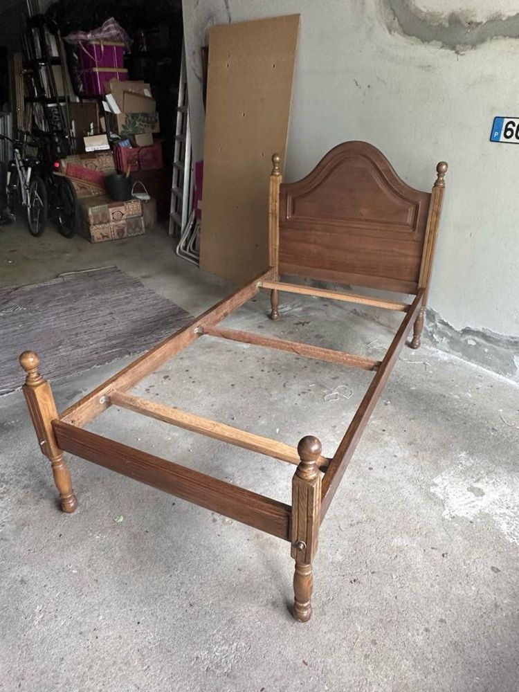 Cama de solteiro com estrado