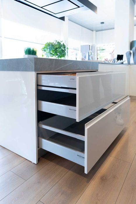 Cozinha de exposição moderna com eletrodomésticos – oportunidade!