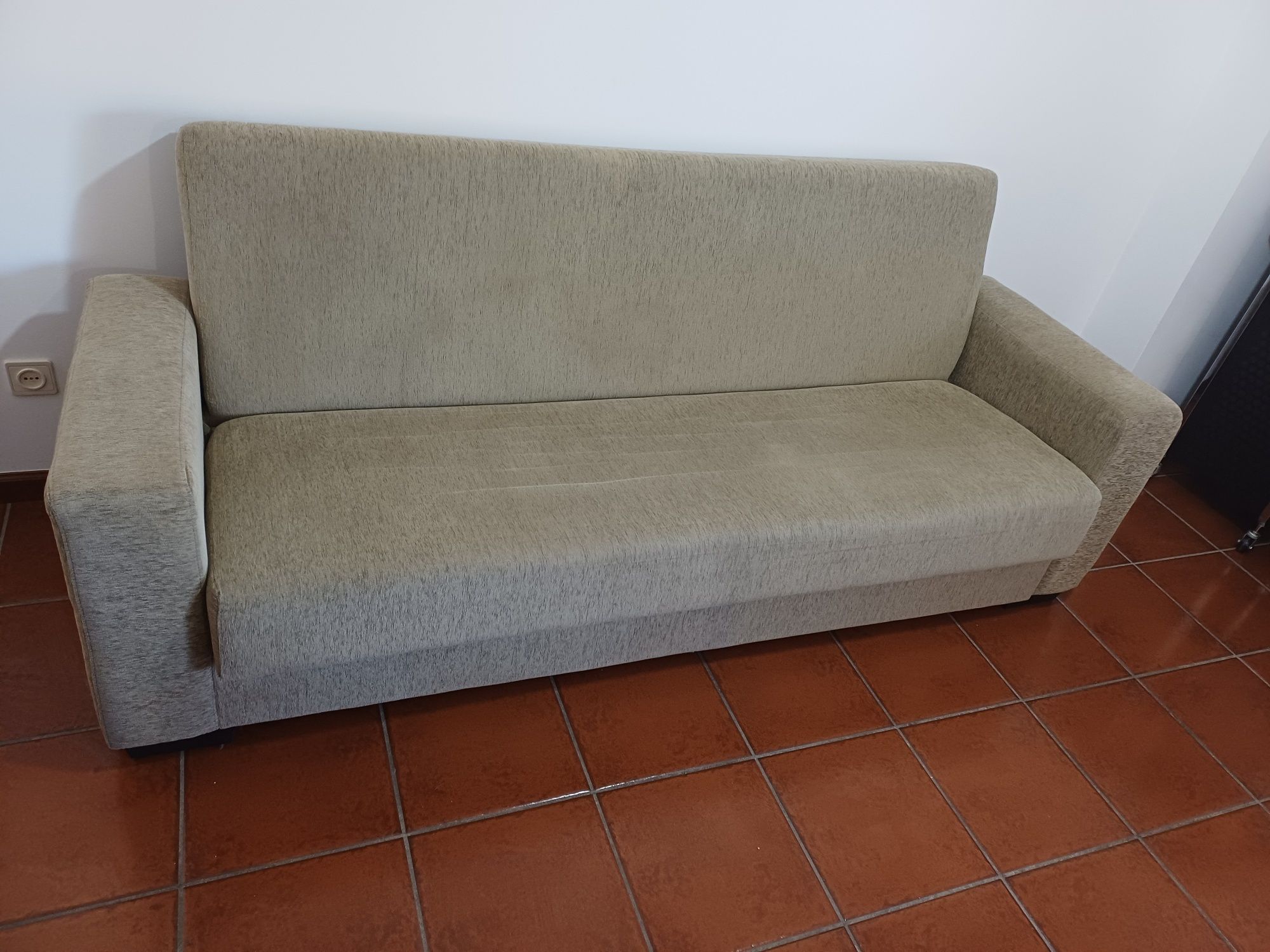 100 € Sofá cama usado em bom estado.