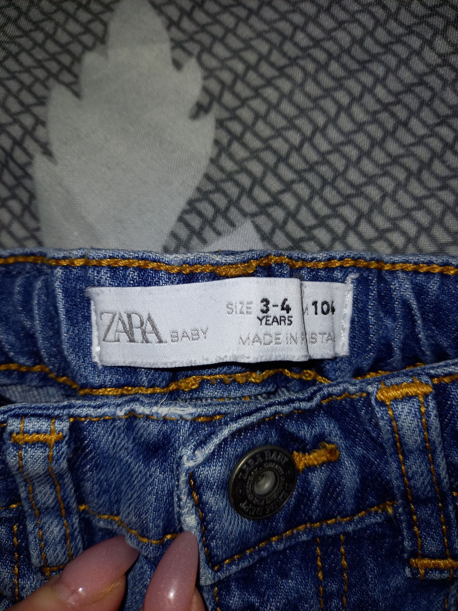 Стильные,рваные джинсы ZARA