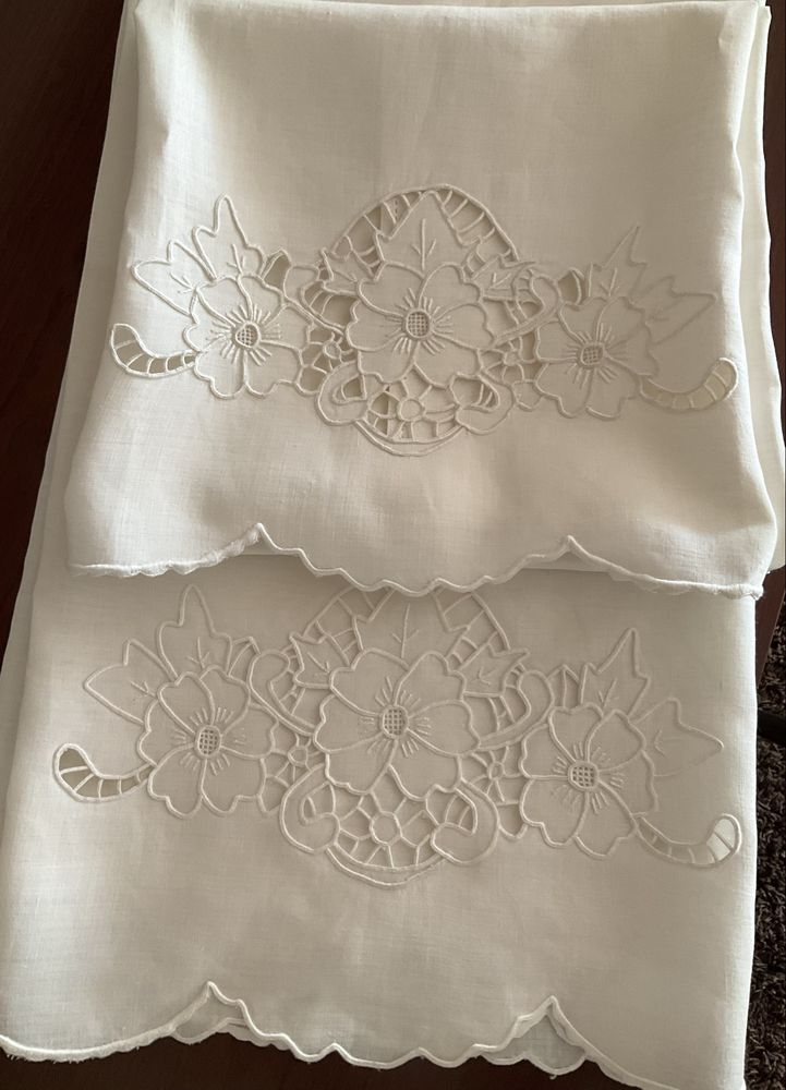 Conjunto 3 toalhas em linho puro, bordadas à mão