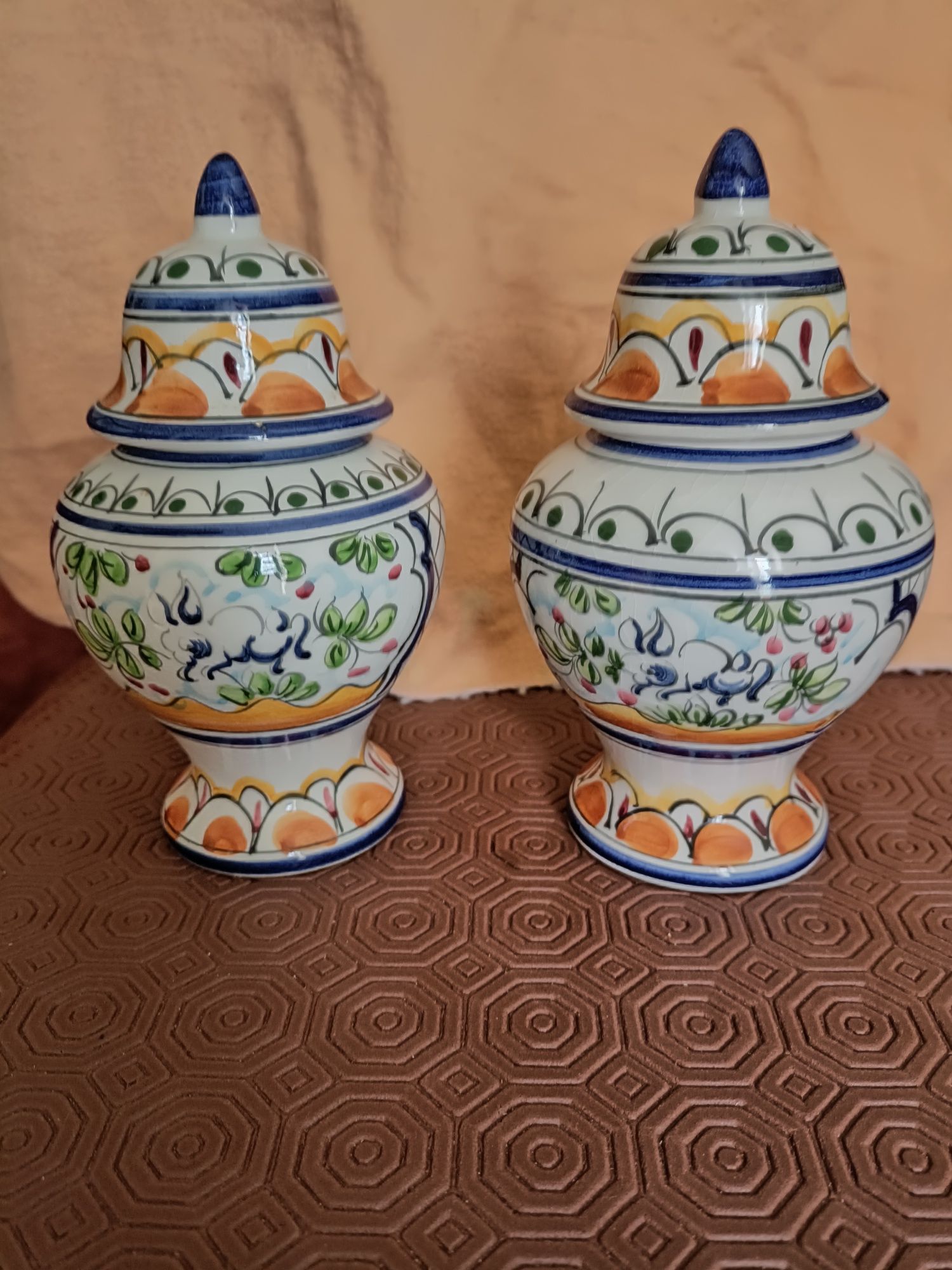 Dois potes em loiça