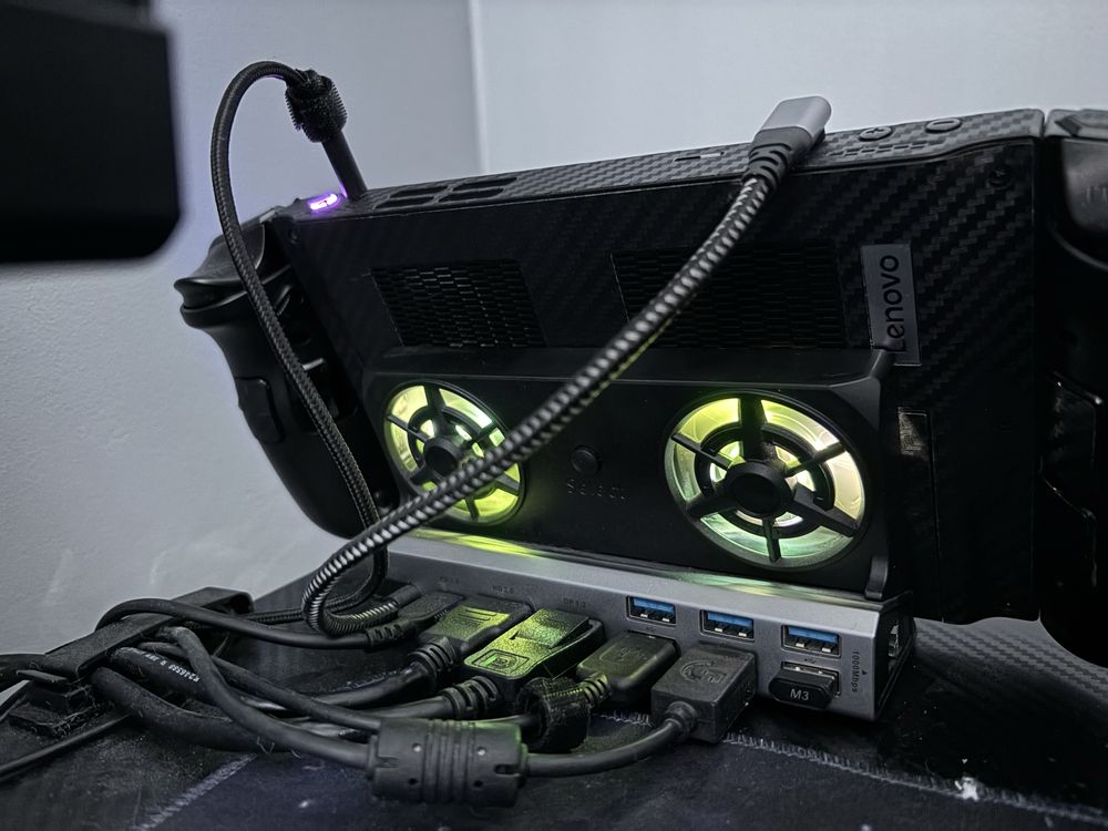 Stacja dokujaca do Steam Deck oraz Lenovo Legion GO
