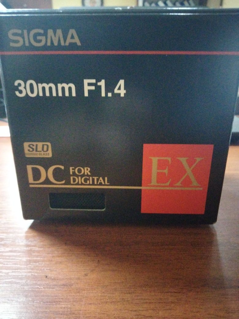 Продам фотообъектив SIGMA 30mm. Новый.