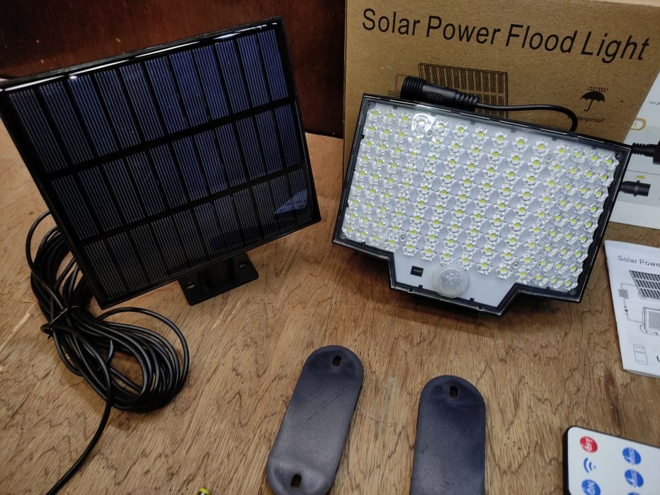 Прожектор вуличний на сонячній панелі та а