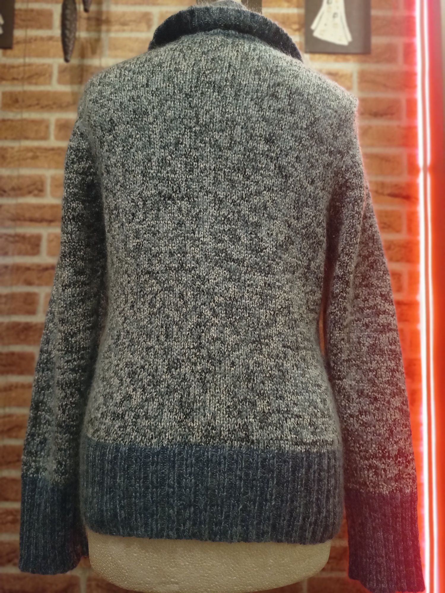 Wełniany zapinany sweter
