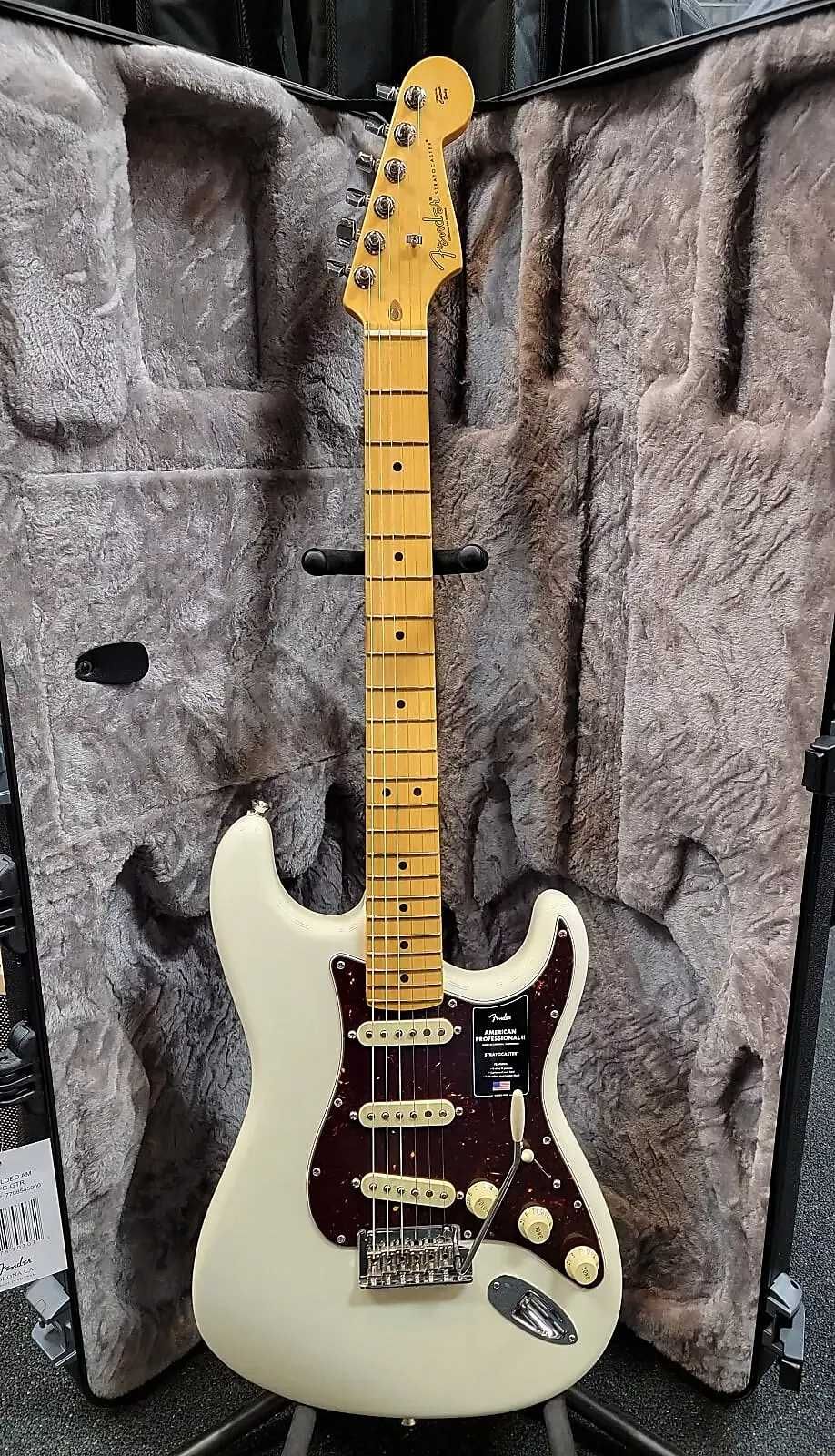 Fender American Professional II Stratocaster Olympic White, Futerał
