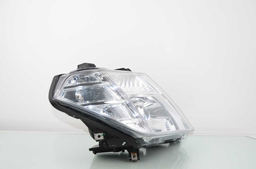 Nissan Navara XENON prawa lampa przednia