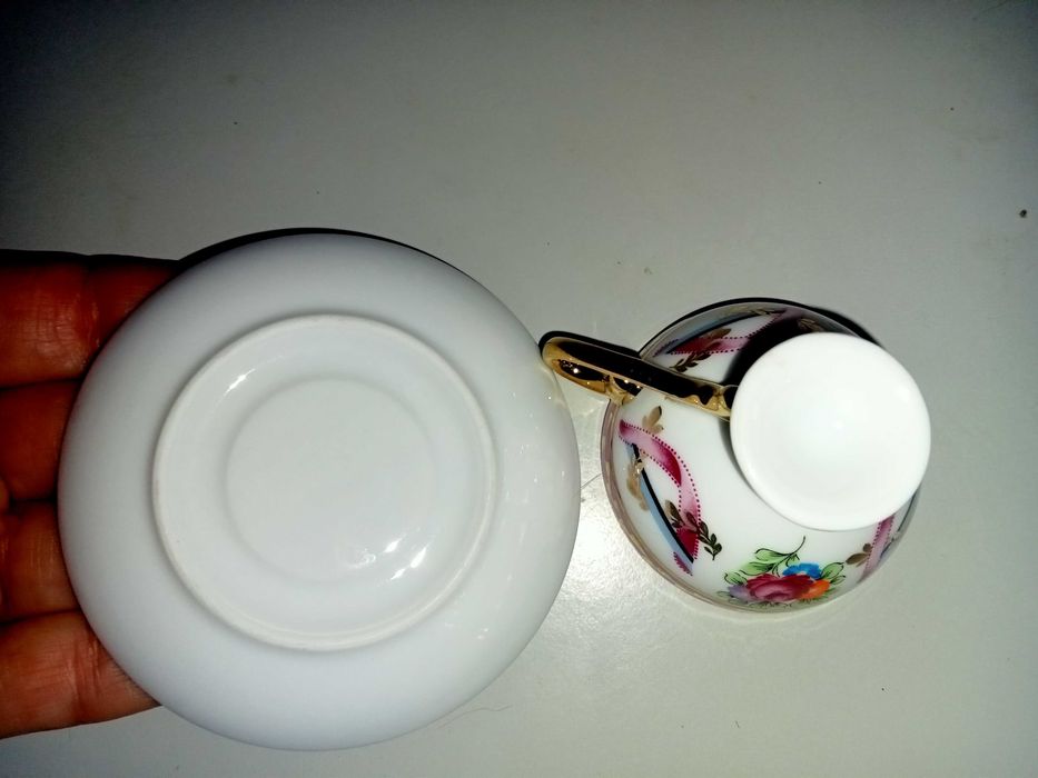 Pequena chávena em porcelana