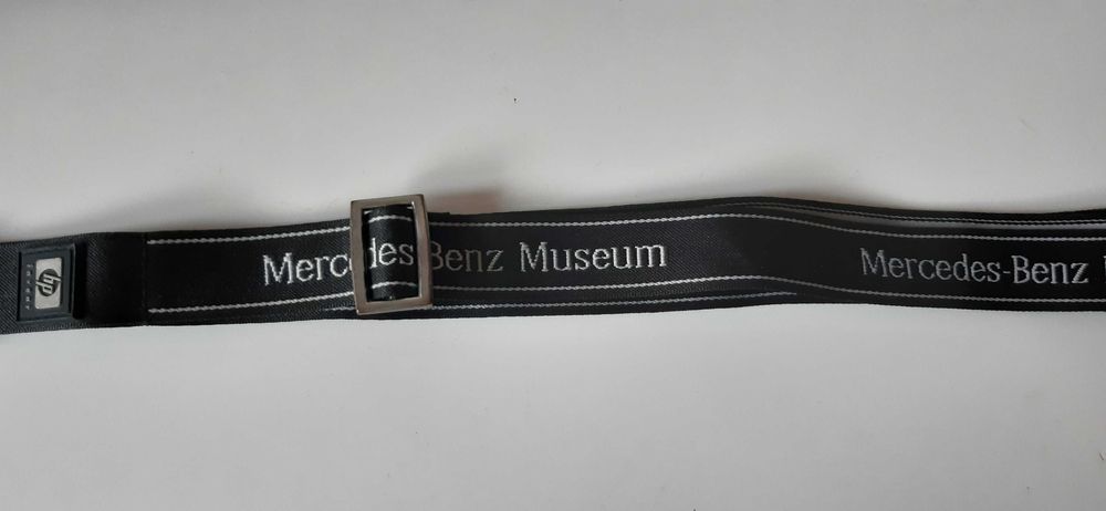 oryginalna smycz z muzeum mercedesa z Niemiec