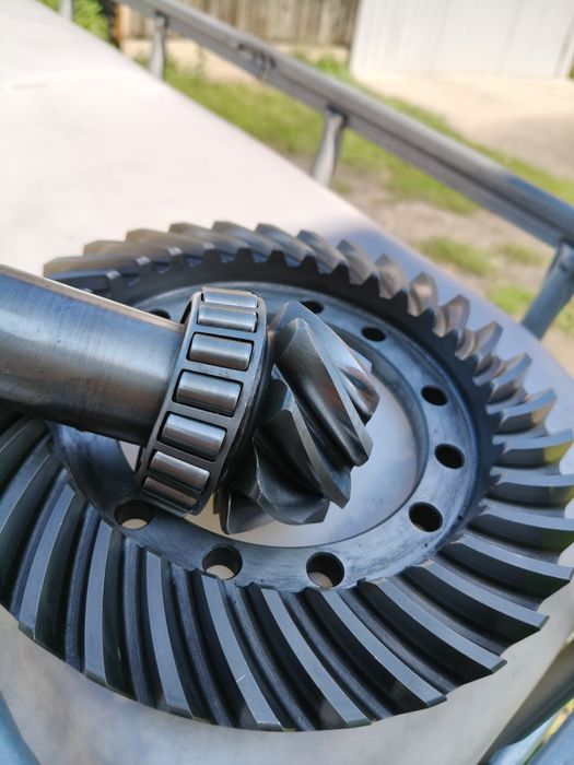 Wałek atakujący z kołem talerzowym przedniego napędu do MF