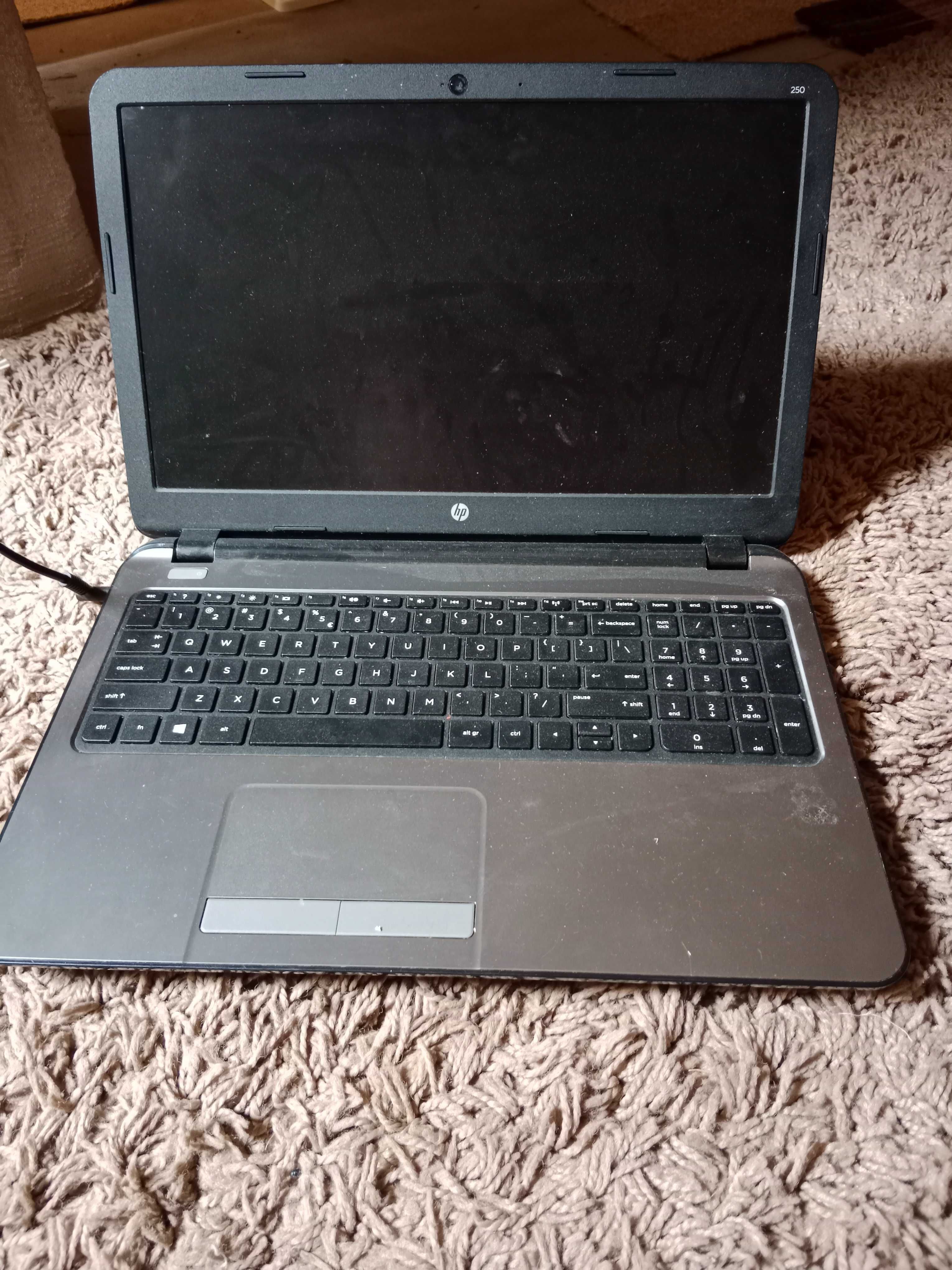 Laptop HP czarny