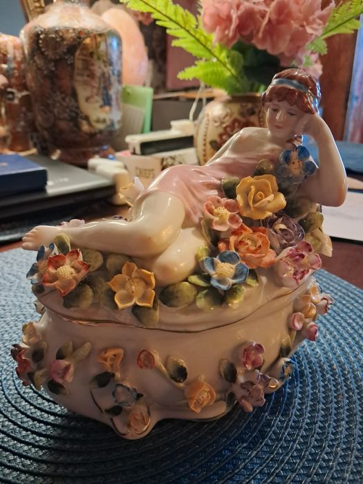 Szkatułka porcelanowa na wzór Miśni