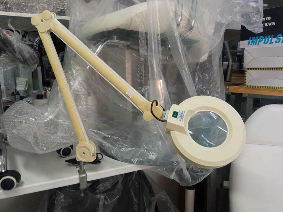 Candeeiro lupa para gabinete de estética ou unhas.