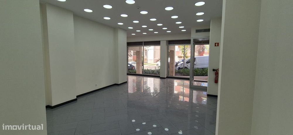 Loja para arrendamento em Carnaxide