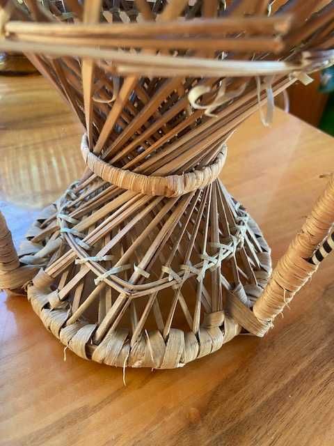 Pleciony fotel (kwietnik)