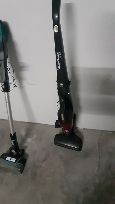 Dois aspiradores a bateria