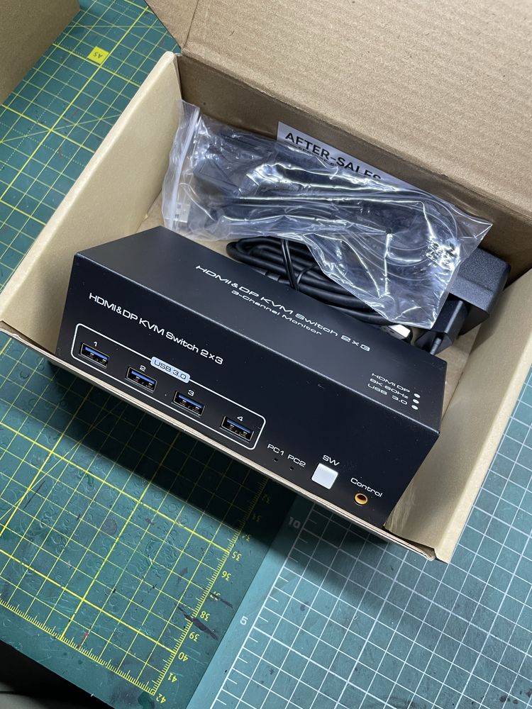 KVM-перемикач switch 8K на 3 монітори для 2 ПК HDMI і DP 4 USB 3.0