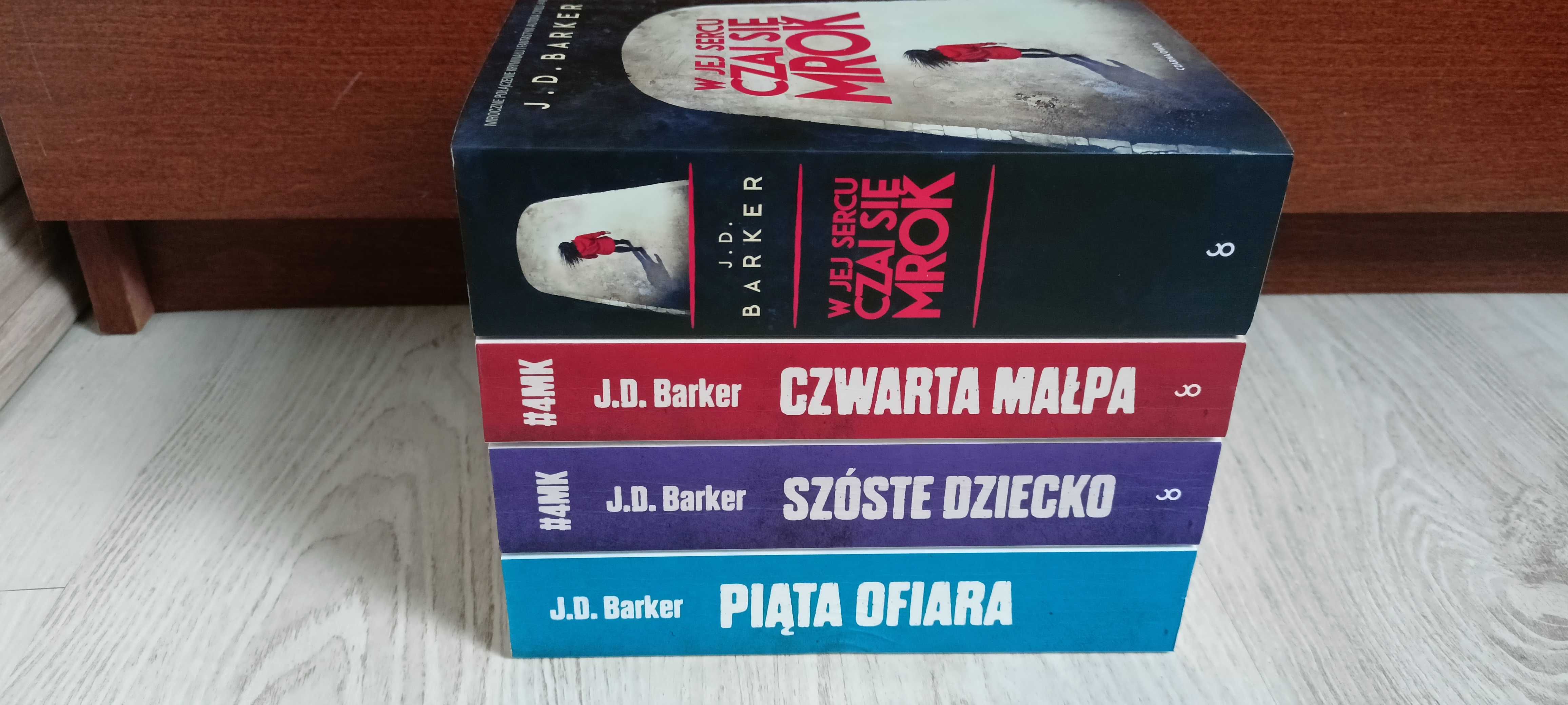 J. D.Barker Czwarta małpa + Piąta ofiara + Szóste dziecko  W jej sercu