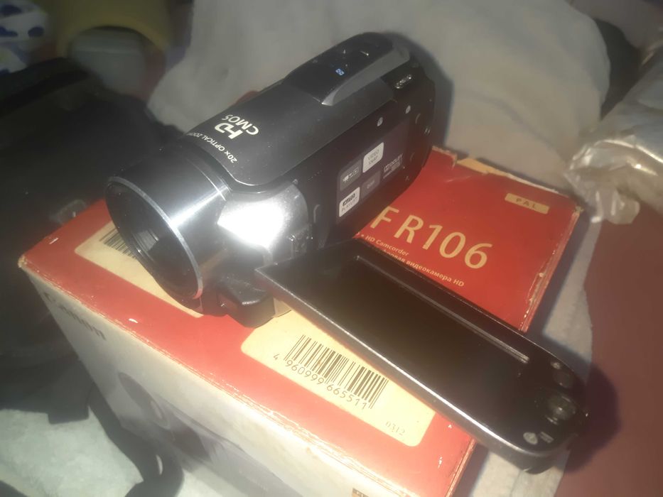 продам видеокамеру"canon"legria HF R106 полная комплектация с кофром