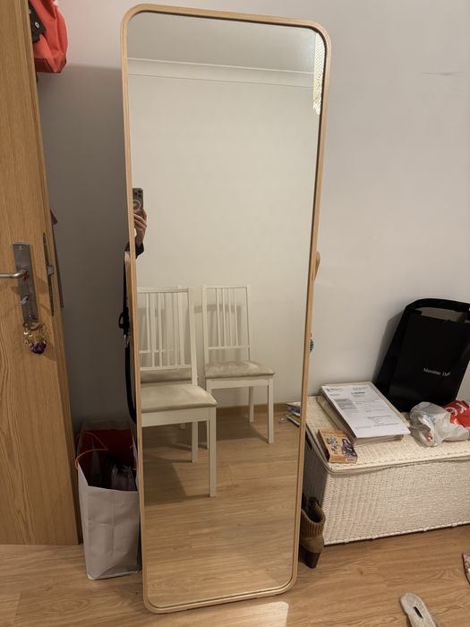 Vendo espelho de corpo inteiro, estilo minimalista,