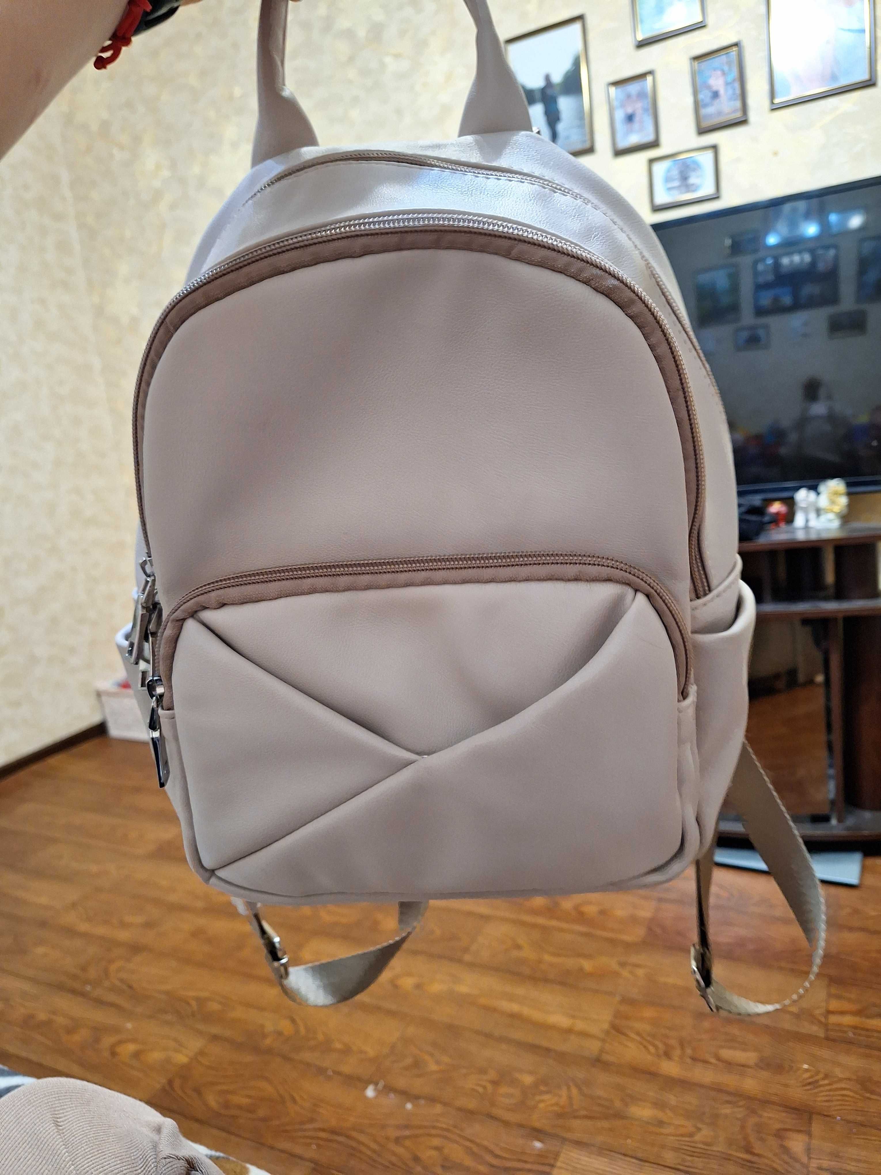 Продам жіночий функціональний  рюкзак, бежевого кольору.