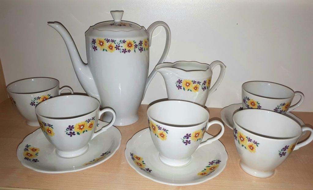 Serwis kawowy z porcelany Ćmielów motyw z kwiatami PRL