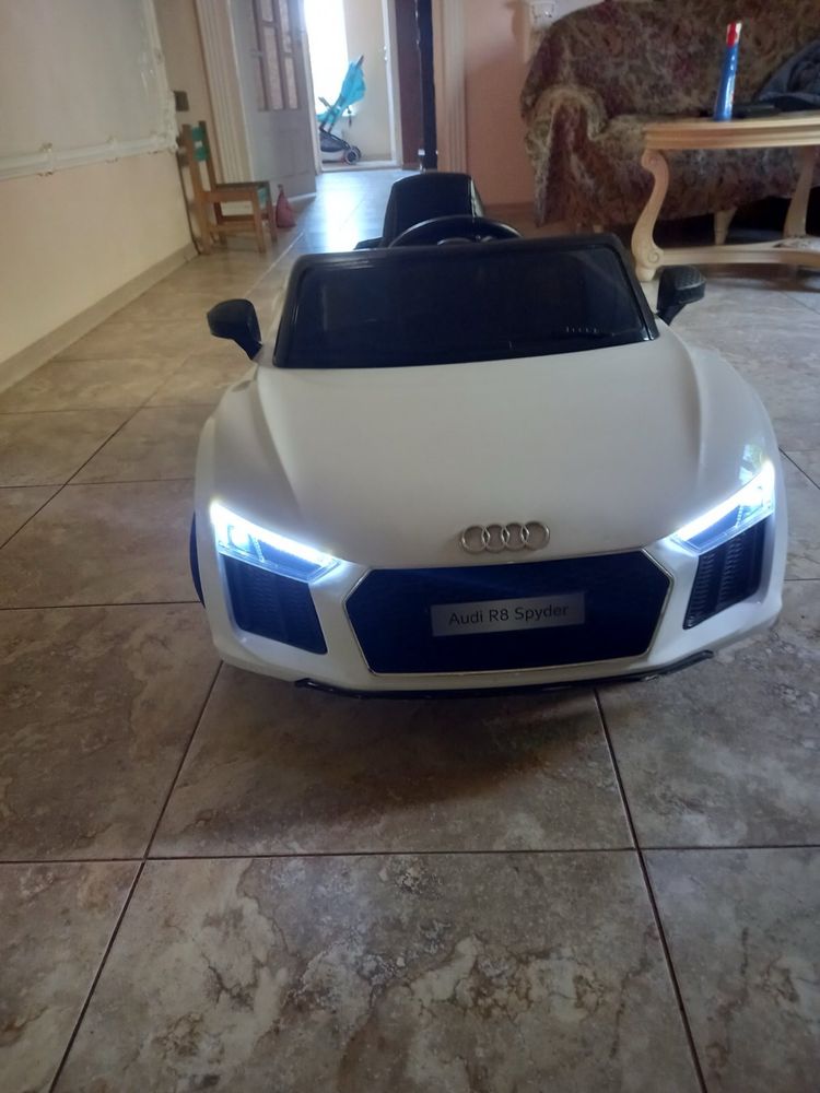 Продам детскую машинку  Audi R8 Spyder