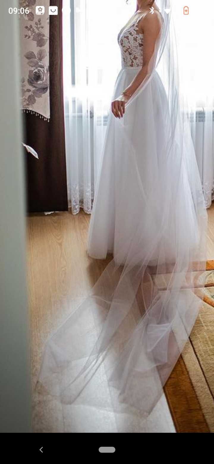 Suknia ślubna biała, dekolt, koronka