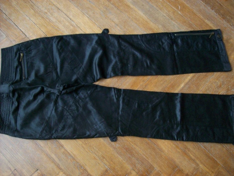 czarne spodnie bojówki