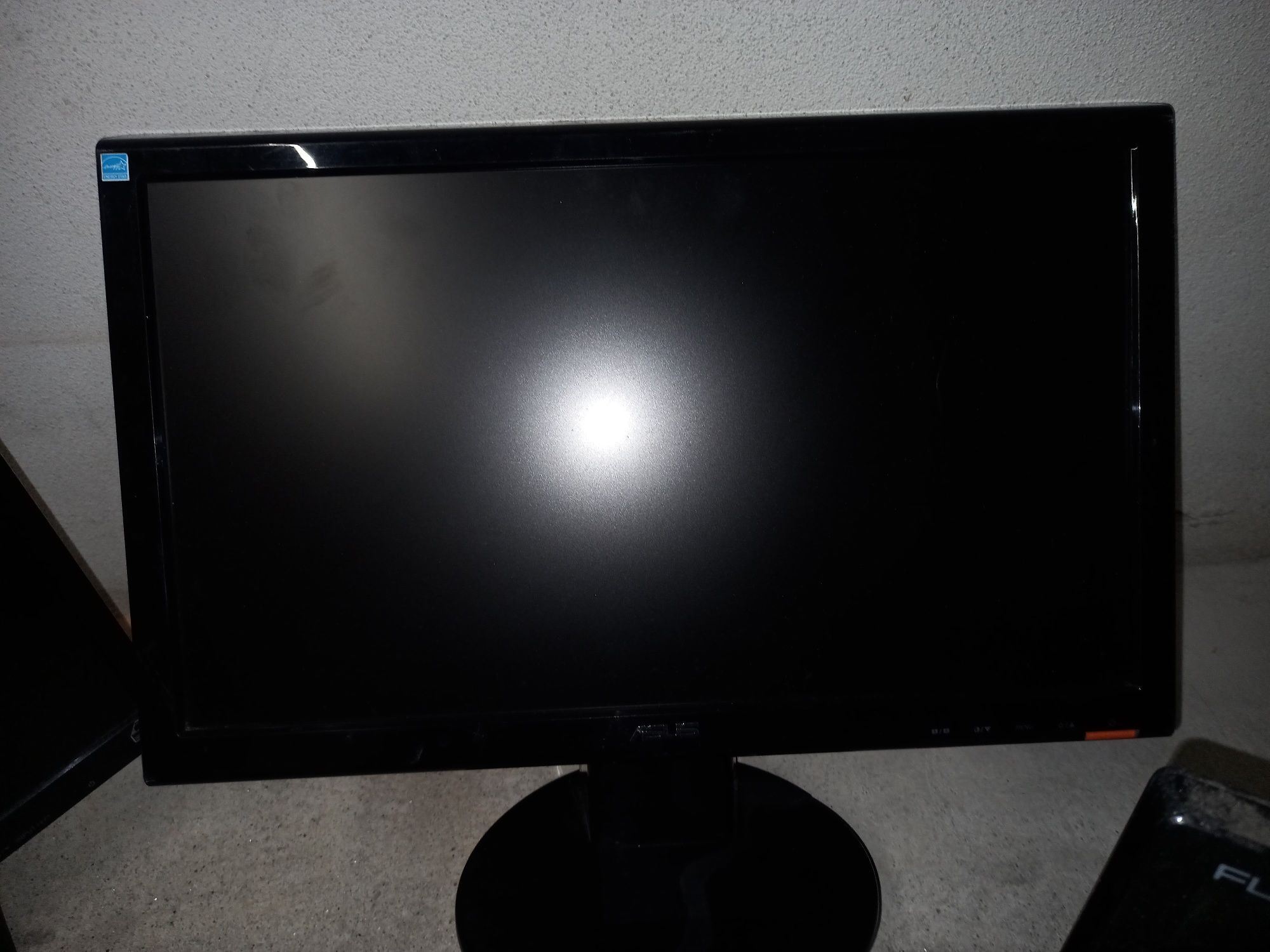 Monitores e portátil insys
