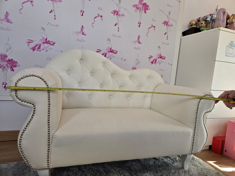 Biała dekoracyjna sofa dla dziecka