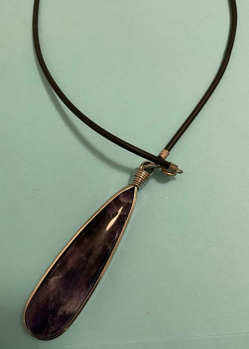 Fio em pele e com pedra