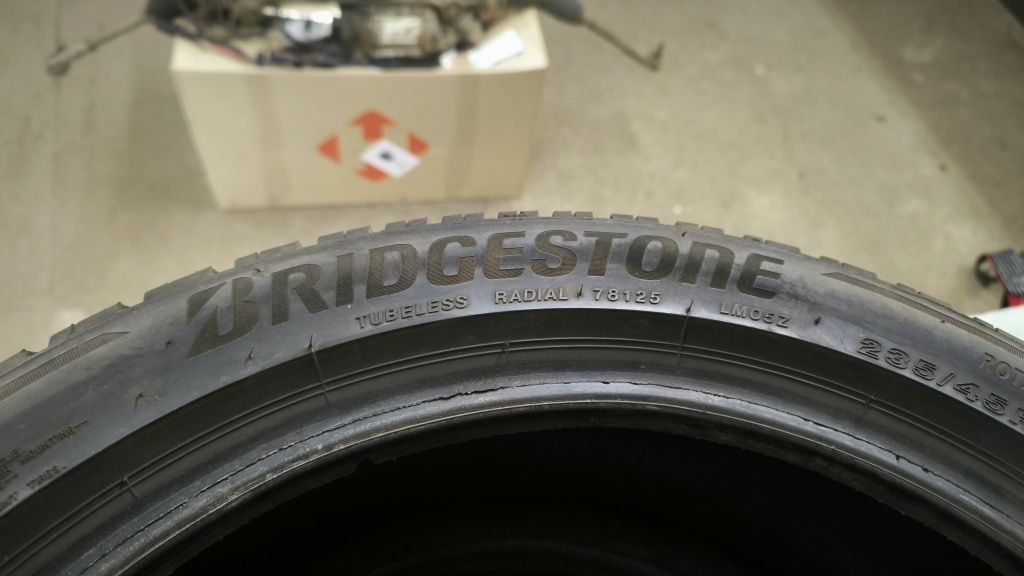 Шины 235 45 R18 зимние Bridgestone