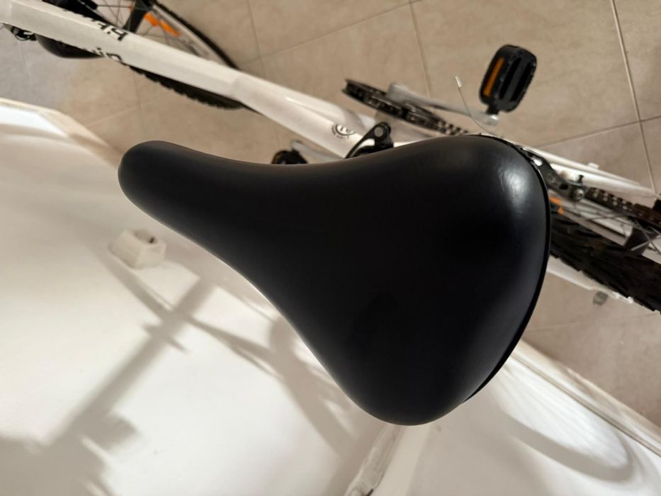 Bicicleta de crianca adolescente branca