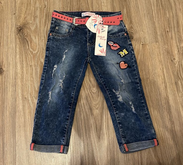 Spodnie jeansy 3/4 z różowym paskiem 122/128