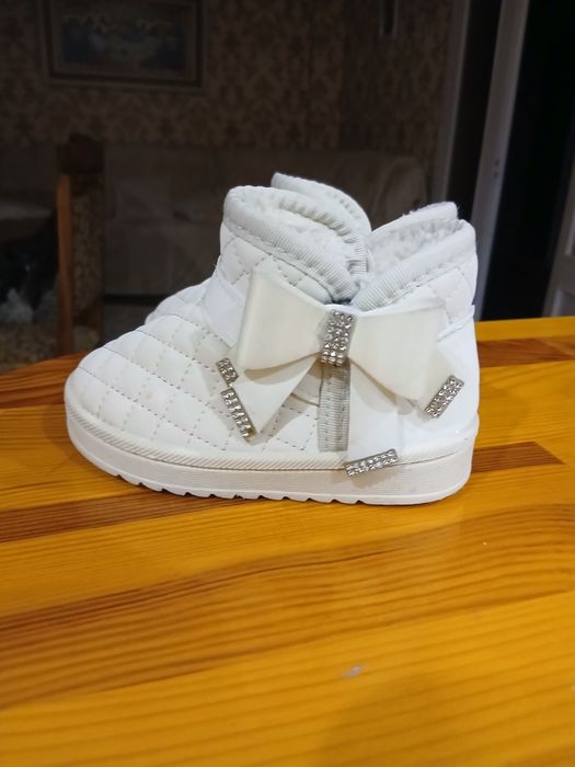 Уги для дівчинки