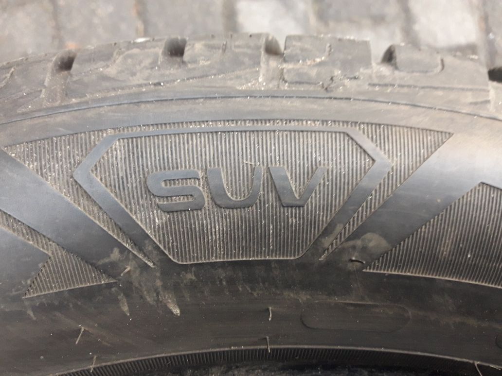 235/55R19 105V GOODYEAR , dwie opony zimowe.