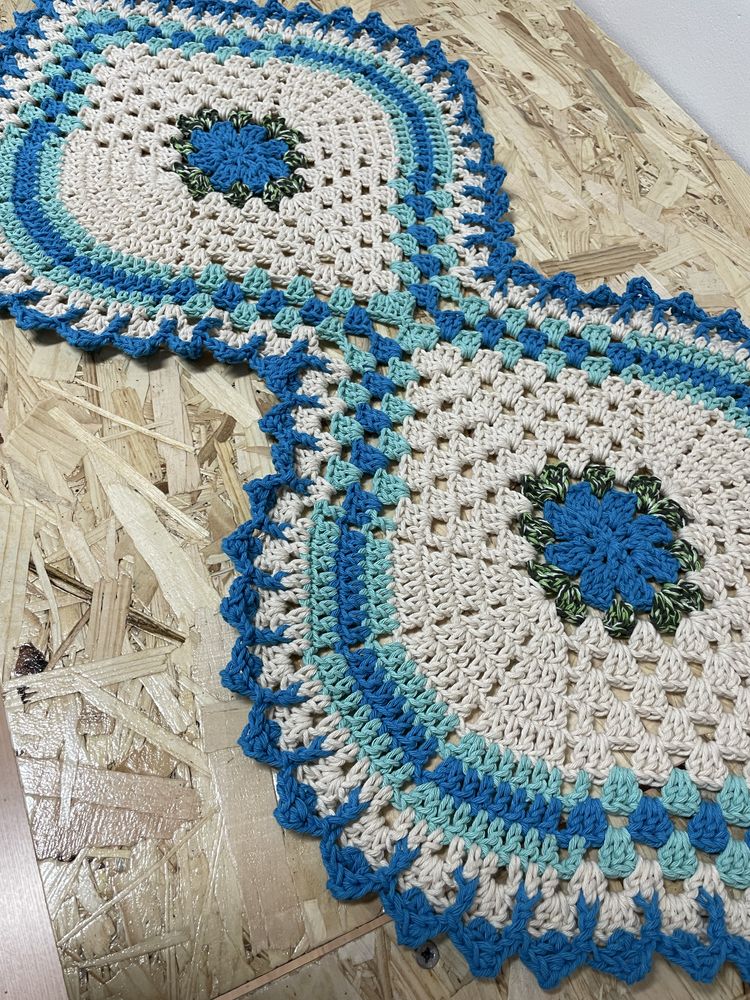 Trilho/toalha de mesa em crochet várias cores