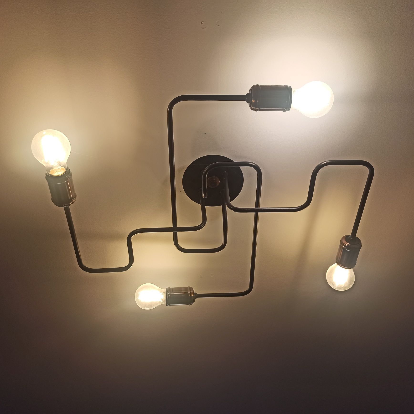 Lampa sufitowa loft z czterema żarówkami